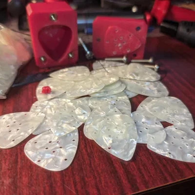 Bộ khuôn (jig) khoan lỗ cho miếng gảy đàn (dùng để đính vào áo battle jacket)