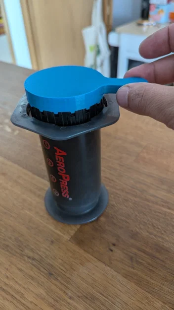 Dụng cụ mở nắp lọc cà phê AeroPress - Image 1