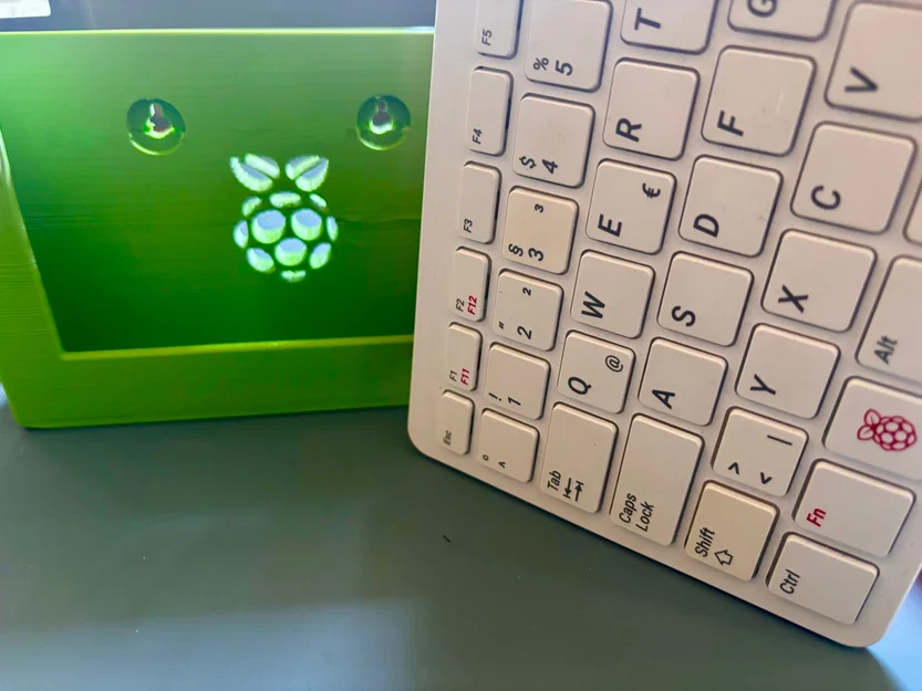 Giá treo tường cho Raspberry Pi 400 với logo Raspberry Pi - Image 1