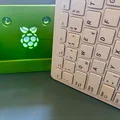 Giá treo tường cho Raspberry Pi 400 với logo Raspberry Pi - Thumbnail 1