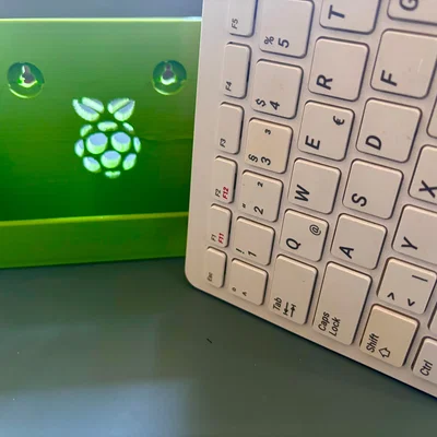 Giá treo tường cho Raspberry Pi 400 với logo Raspberry Pi