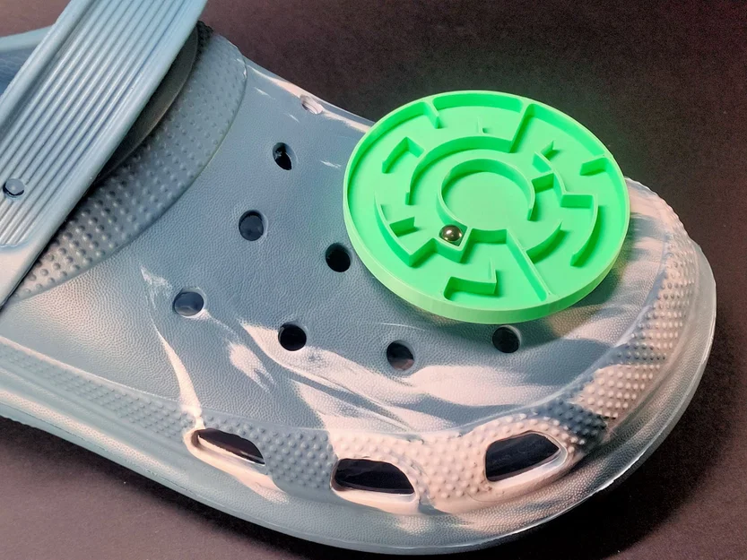 Mê cung nhỏ gắn dép Crocs - Image 1