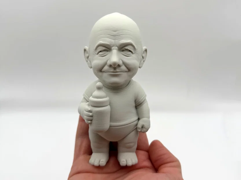 Infant-ino – Mô hình ông trùm bóng đá phiên bản nhí - Image 1