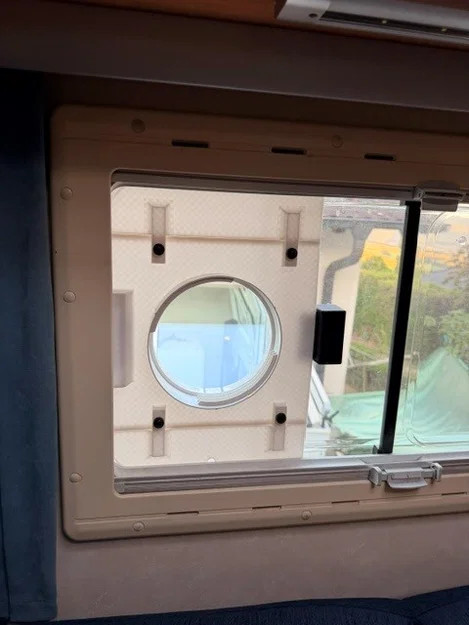 Bộ chuyển đổi ống thoát khí máy lạnh cho cửa sổ trượt xe motorhome Seitz - Image 1