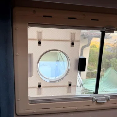 Bộ chuyển đổi ống thoát khí máy lạnh cho cửa sổ trượt xe motorhome Seitz