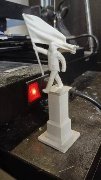 Mô hình tri ân bức tượng người đàn ông bước đi với lá cờ - Image 2