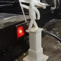 Mô hình tri ân bức tượng người đàn ông bước đi với lá cờ - Thumbnail 2