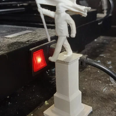 Mô hình tri ân bức tượng người đàn ông bước đi với lá cờ