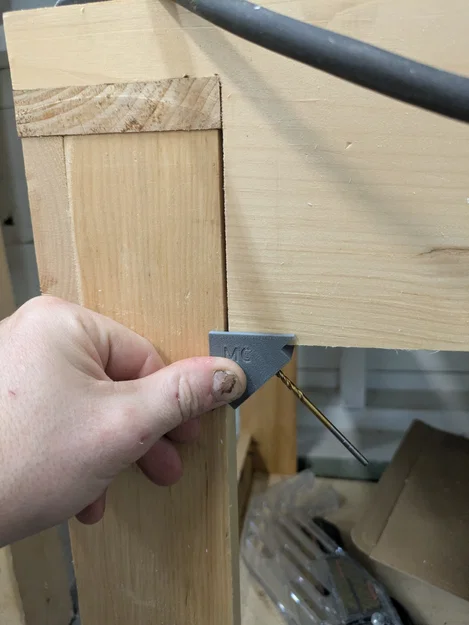Dụng cụ hỗ trợ khoan góc 45 độ tiện lợi cho đồ gỗ (Drilling Jig) - Image 1