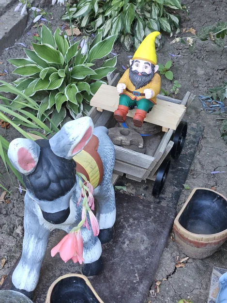Tượng chú lùn giữ vườn (Garden gnome) lái xe kéo - Image 2