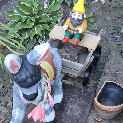 Tượng chú lùn giữ vườn (Garden gnome) lái xe kéo