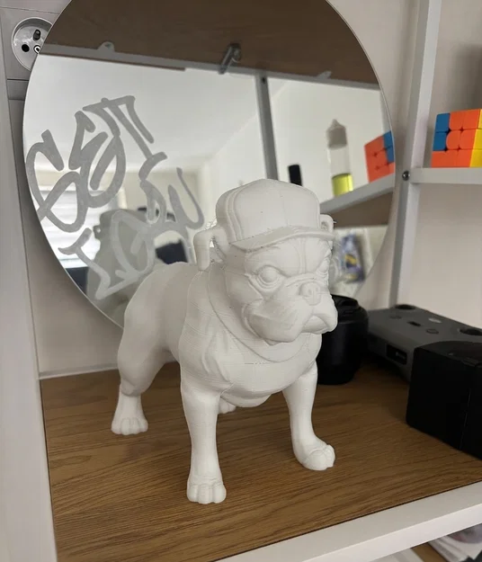 Chú chó Bulldog đội mũ cực chất - Image 1