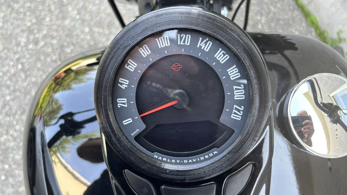 Viền ốp trang trí màu đen cho đồng hồ 5 inch xe Harley Softail - Image 1