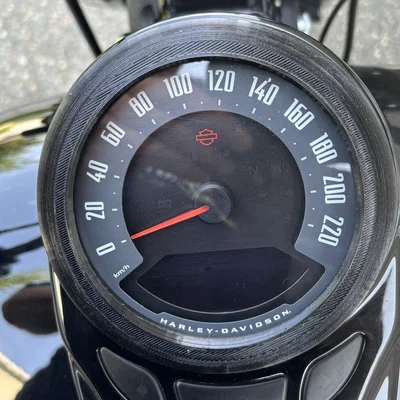 Viền ốp trang trí màu đen cho đồng hồ 5 inch xe Harley Softail