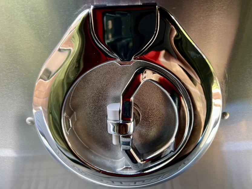 Nút chặn giữ tay nắm cửa hầm xe Airstream - Image 1