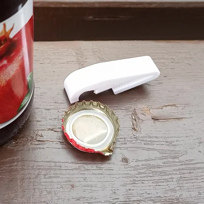 Dụng cụ mở nắp chai mini kẹp vành nón, dây lưng siêu tiện lợi
