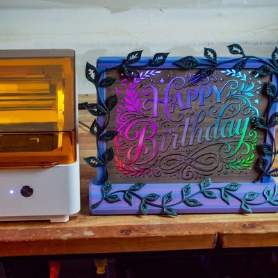 Bảng đèn LED "Happy Birthday" kèm khung trang trí họa tiết dây leo