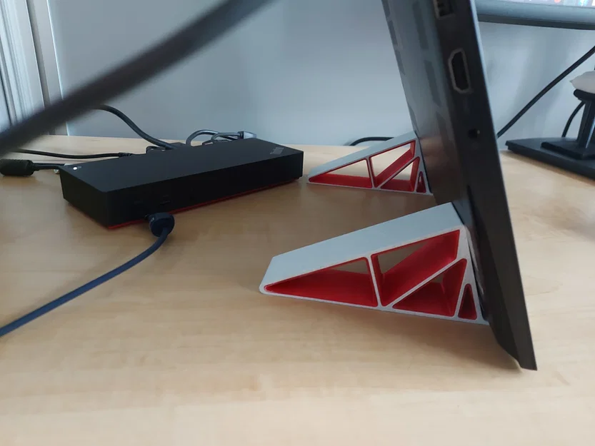 Giá đỡ laptop dựng đứng với các chi tiết trang trí - Image 1