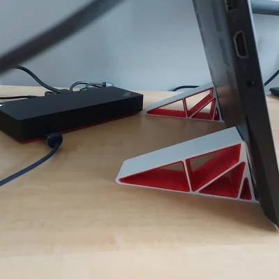 Giá đỡ laptop dựng đứng với các chi tiết trang trí
