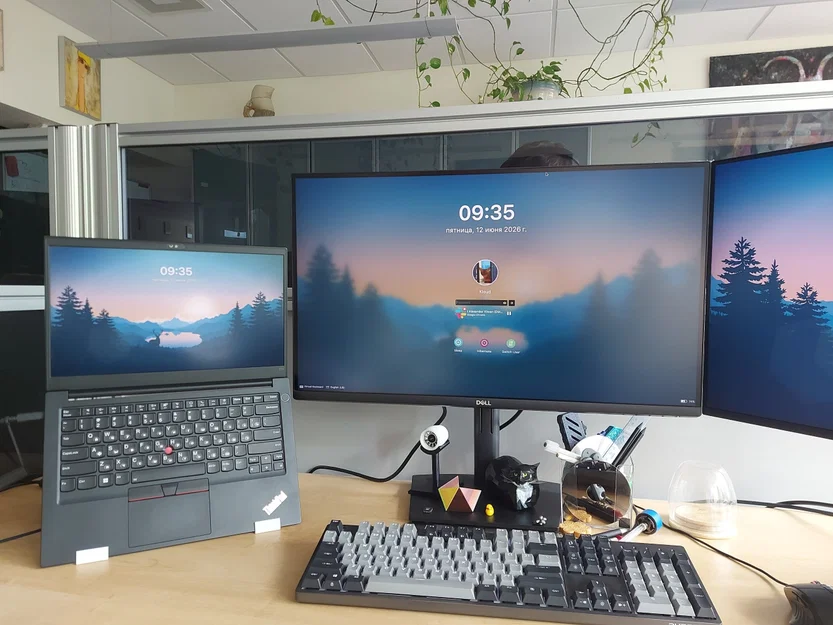 Giá đỡ laptop dựng đứng với các chi tiết trang trí - Image 2