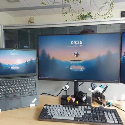 Giá đỡ laptop dựng đứng với các chi tiết trang trí