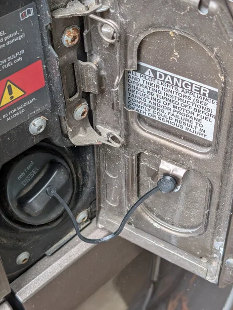 Dây treo nắp bình xăng cho xe Mercedes Benz Sprinter (Dodge & Freightliner) - Image 1