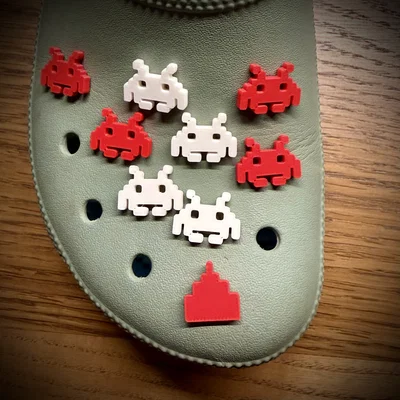 Phụ kiện trang trí dép Crocs hình Space Invaders cổ điển siêu đẹp