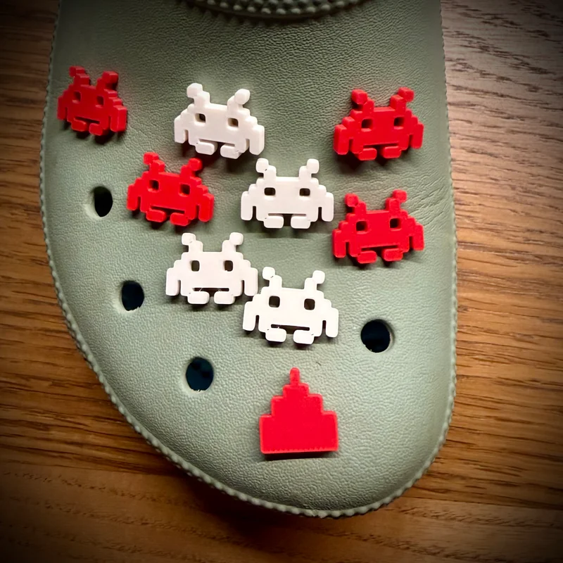 Phụ kiện trang trí dép Crocs hình Space Invaders cổ điển siêu đẹp