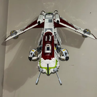Giá treo tường cho Lego UCS Gunship