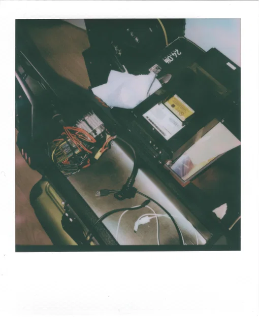 Hướng dẫn dán băng dính trên trục lăn Polaroid Spectra và linh kiện phụ - Image 6