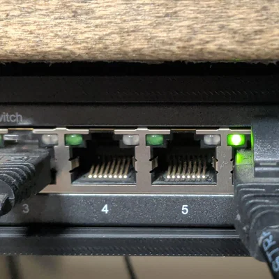 Giá đỡ treo gầm bàn cho switch TP-LINK TL-SG108E - Thiết kế gọn gàng
