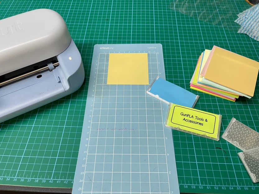 Khay đựng giấy note gấp gọn kèm nhãn vẽ bằng máy Cricut - Image 1