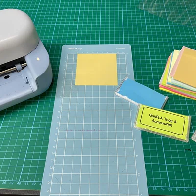 Khay đựng giấy note gấp gọn kèm nhãn vẽ bằng máy Cricut