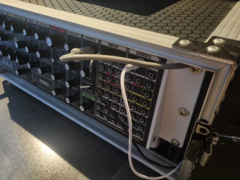 Pad gắn Rack 19 inch cho Behringer Model 15 - Image 1