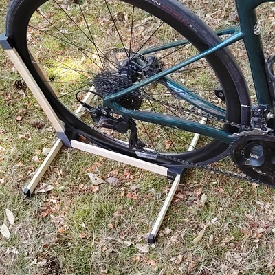 Giá đỡ xe đạp với các thanh gỗ (Bike Stand with wood strips)