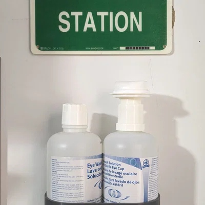 Giá treo tường đựng chai rửa mắt (Eye Wash Bottle Wall Mount)
