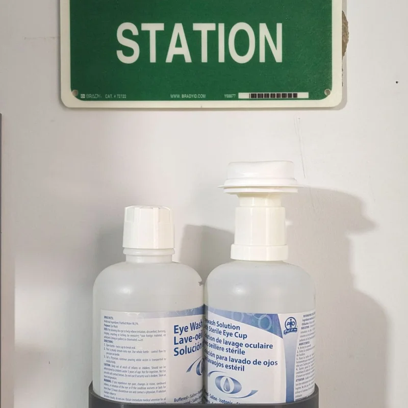 Giá treo tường đựng chai rửa mắt (Eye Wash Bottle Wall Mount)