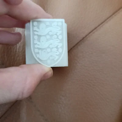 Vòng giữ khăn quàng Woggle họa tiết đội tuyển Anh in 3D