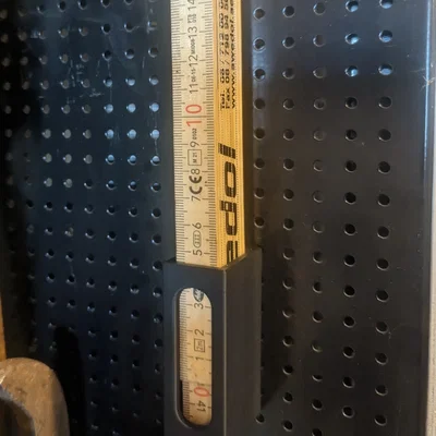 Giá treo thước gấp thông minh cho bảng lỗ pegboard Biltema