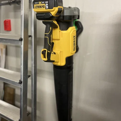 Móc treo tường in 3D tiện lợi cho máy thổi lá DeWalt