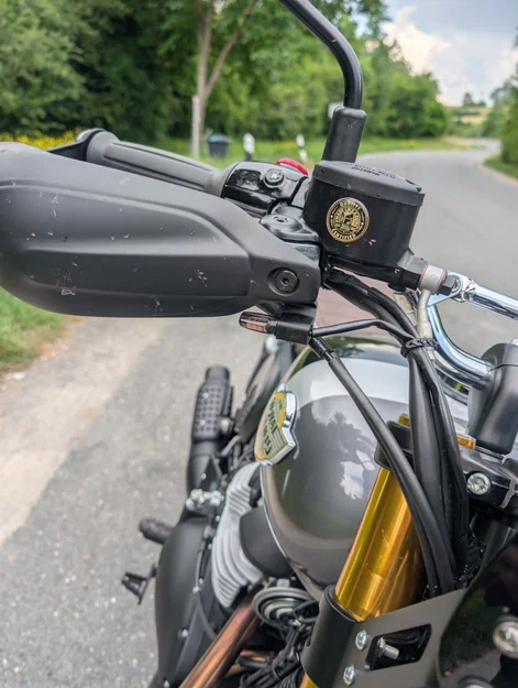 Pat Gắn Đèn Xi Nhan Trước Cho Royal Enfield Bear 650 - Image 1