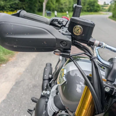 Pat Gắn Đèn Xi Nhan Trước Cho Royal Enfield Bear 650