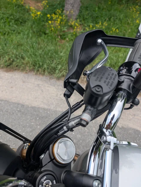 Pat Gắn Đèn Xi Nhan Trước Cho Royal Enfield Bear 650 - Image 2