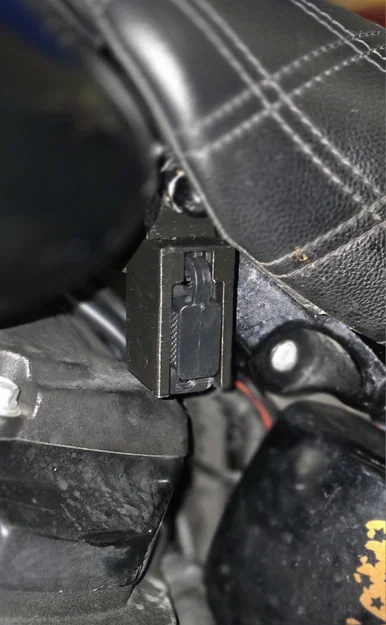 Giá gắn đầu nối sạc bình ắc quy cho Harley-Davidson Softail - Image 1