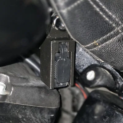 Giá gắn đầu nối sạc bình ắc quy cho Harley-Davidson Softail