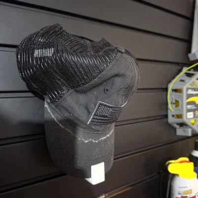 Móc treo nón gắn tường Slatwall - Giải pháp sắp xếp thông minh