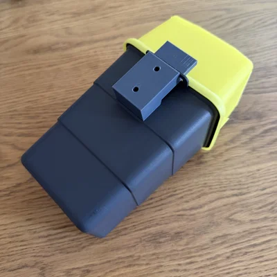 Giá treo tường cho hộp đựng vật sắc nhọn (Sharps Bin Mount)