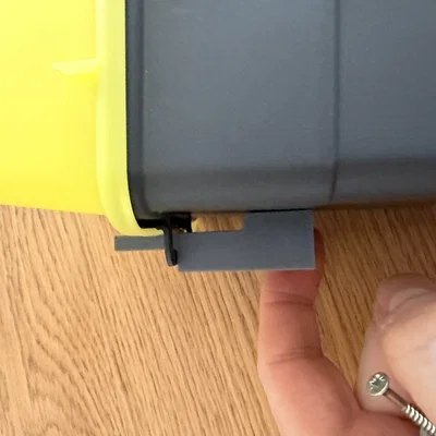 Giá treo tường cho hộp đựng vật sắc nhọn (Sharps Bin Mount)