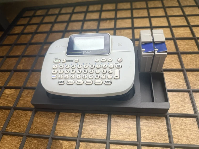 Khay đựng máy in nhãn Brother P-Touch M95 hệ Gridfinity gọn gàng - Image 1
