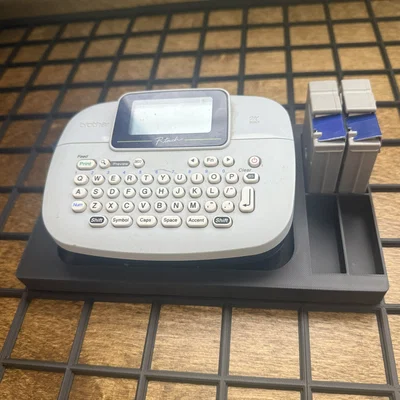 Khay đựng máy in nhãn Brother P-Touch M95 hệ Gridfinity gọn gàng
